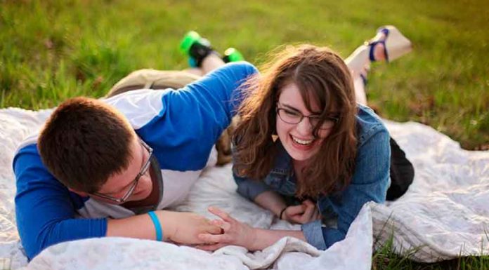 Será que é só amizade colorida ou algo além disso? gostar do amigo