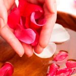 Conheça o poder energético do Banho de Rosas banho com rosas