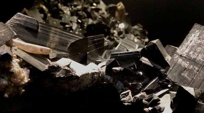 Pedra Turmalina – A Protetora que Equilibra as Energias pedra turmalina