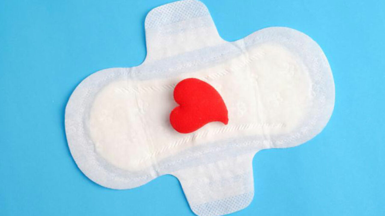 Sonhar com sangue de menstruação: momento para cuidar de si