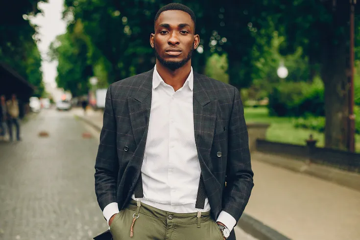 Homem vestido de maneira elegante com as mãos no bolso