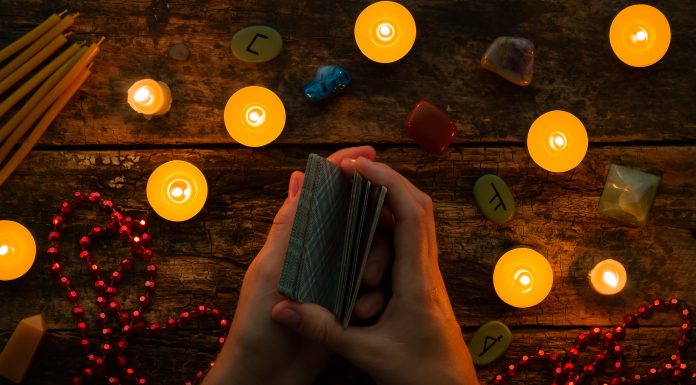 Cartas de Tarot: Por que embaralhar e cortar as cartas do Tarot ? – Pelo Consultor Evandro embaralhar cartas de tarot