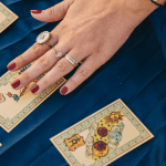 O que dizem as cartas sobre seu futuro? Saiba o que faz e como escolher uma cartomante