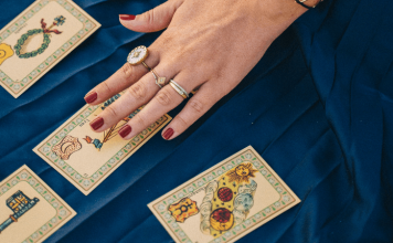 O que dizem as cartas sobre seu futuro? Saiba o que faz e como escolher uma cartomante