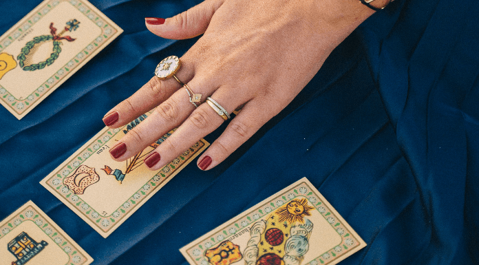 O que dizem as cartas sobre seu futuro? Saiba o que faz e como escolher uma cartomante