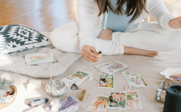 Quais perguntas fazer para o Tarot? 20 sugestões de questões sobre vida amorosa, trabalho, dinheiro e família perguntas para o tarot