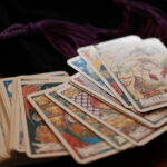 Quais os benefícios de consultar com uma cartomante online? cartomante online_ cartas