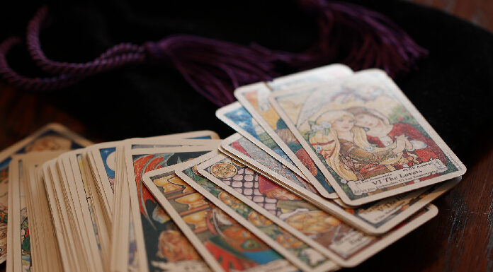 Quais os benefícios de consultar com uma cartomante online? cartomante online_ cartas