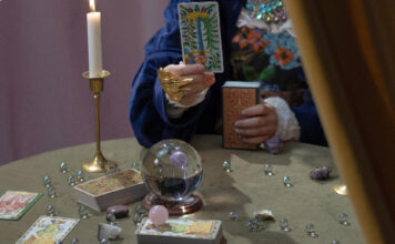 Aprenda como ler cartomancia em um passo a passo como ler cartomancia mulher jogando