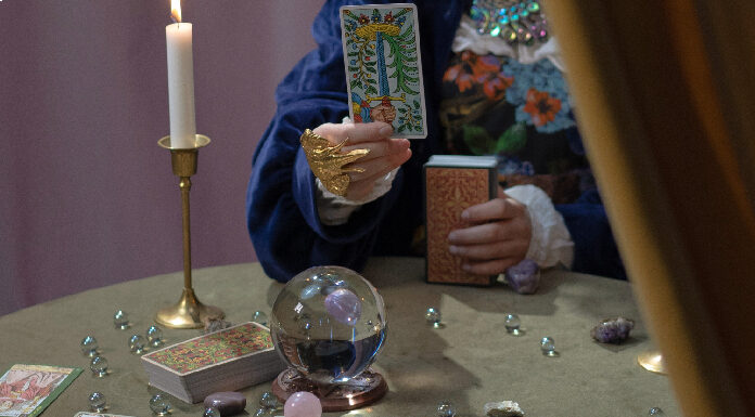 Aprenda como ler cartomancia em um passo a passo como ler cartomancia mulher jogando