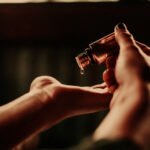 Durma melhor com o guia do óleo essencial para insônia