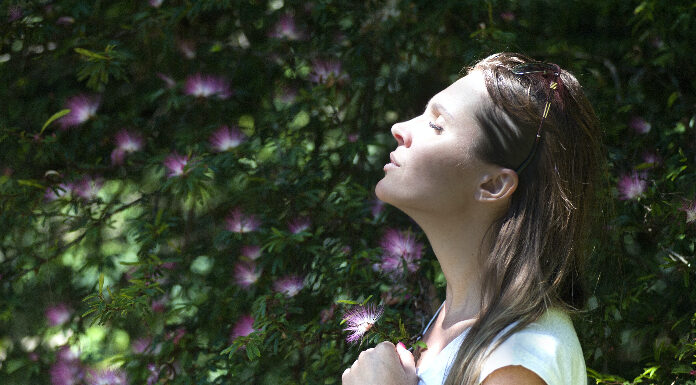 O que é vidência? Entenda como funciona, quais os sinais e as diferenças vidência sentimento