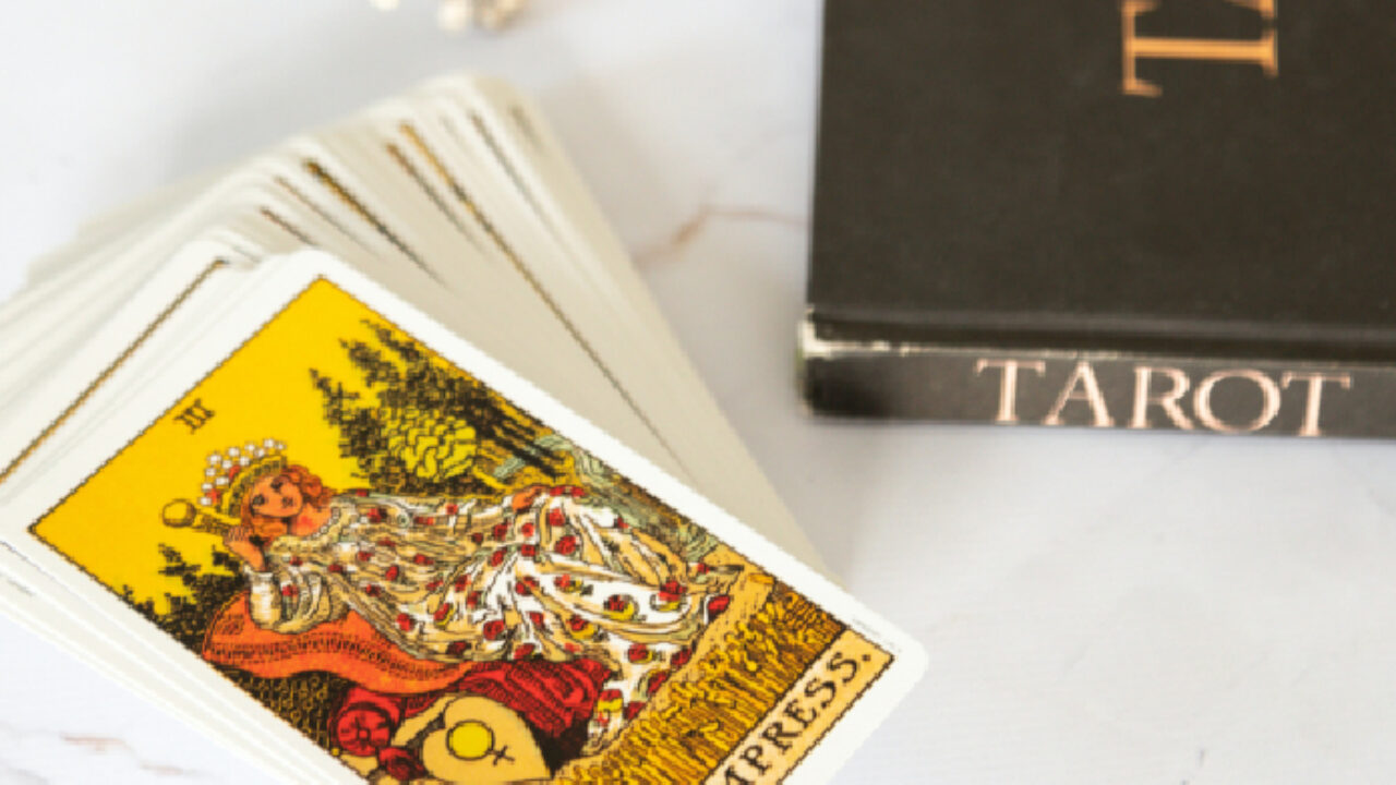 Você sabe a diferença entre tarot e oráculo? Entenda