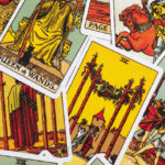 O que significa a carta Justiça invertida no Tarot? a justiça invertida tarot