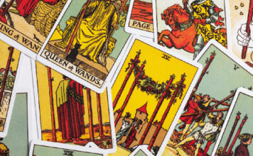 O que significa a carta Justiça invertida no Tarot? a justiça invertida tarot