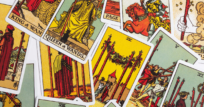 O que significa a carta Justiça invertida no Tarot? a justiça invertida tarot