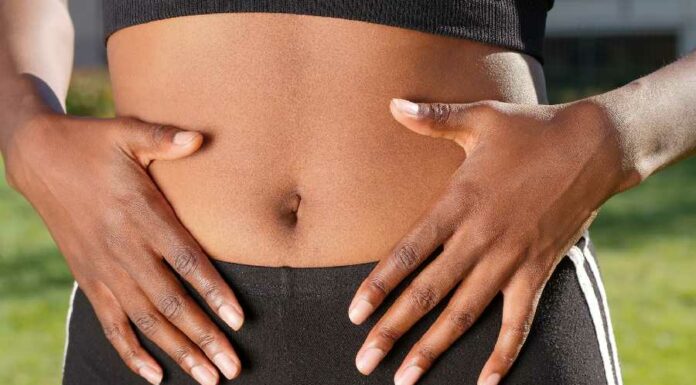 Tampar o umbigo é estranho, mas pode salvar você Tampar o umbigo para se proteger.