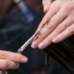 Quero mudar o visual. Qual a melhor lua para cortar cabelo em 2022? melhor lua para cortar cabelo 2022 cabelo sendo cortado