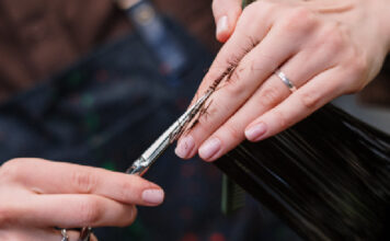 Quero mudar o visual. Qual a melhor lua para cortar cabelo em 2022? melhor lua para cortar cabelo 2022 cabelo sendo cortado