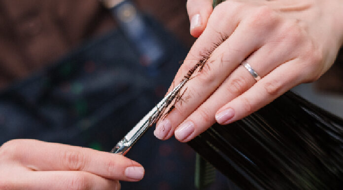 Quero mudar o visual. Qual a melhor lua para cortar cabelo em 2022? melhor lua para cortar cabelo 2022 cabelo sendo cortado