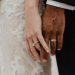 Numerologia de casamento para 2022: Como escolher o melhor dia para casar? mãos de noivos numerologia do casamento 2022