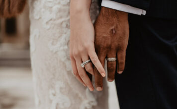 Numerologia de casamento para 2022: Como escolher o melhor dia para casar? mãos de noivos numerologia do casamento 2022