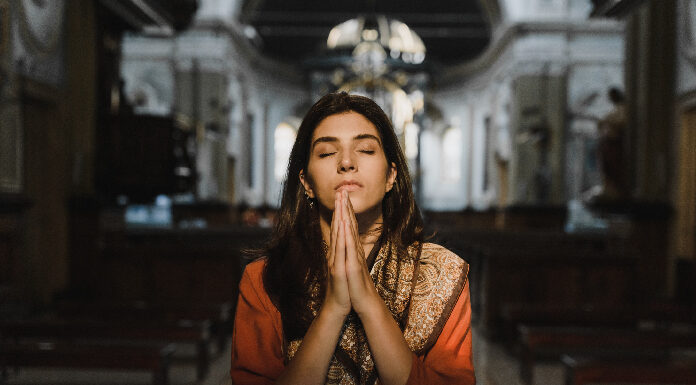 Oração para 2022: comece o ano com boas vibrações! mulher orando oração para 2022