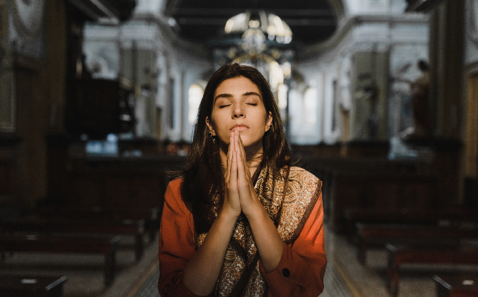 mulher orando oração para 2022