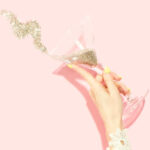 O que significa a cor rosa no ano novo? mão com taça rosa no ano novo