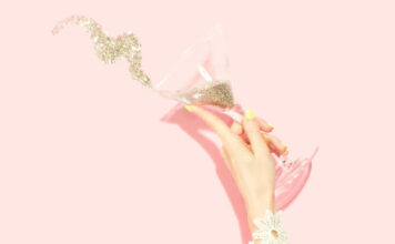 O que significa a cor rosa no ano novo? mão com taça rosa no ano novo