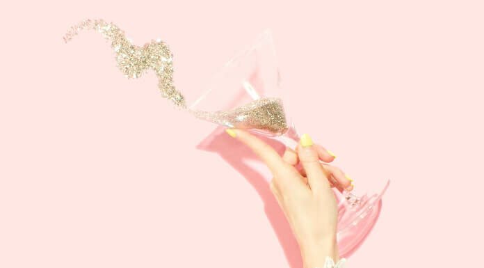 O que significa a cor rosa no ano novo? mão com taça rosa no ano novo