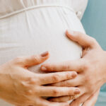 Quero ter um bebê! Qual a melhor simpatia para engravidar em 2022? simpatia para engravidar em 2022 mãos na barriga