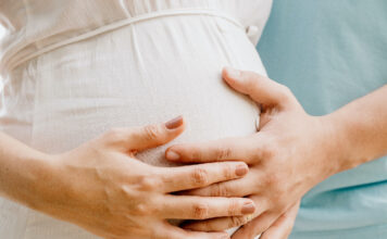 Quero ter um bebê! Qual a melhor simpatia para engravidar em 2022? simpatia para engravidar em 2022 mãos na barriga