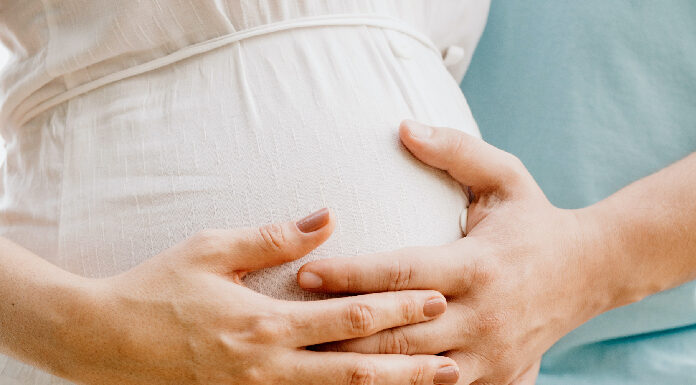 Quero ter um bebê! Qual a melhor simpatia para engravidar em 2022? simpatia para engravidar em 2022 mãos na barriga