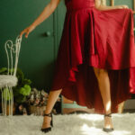 Qual o significado de usar vermelho no Ano Novo? mulher de vestido vermelho no ano novo