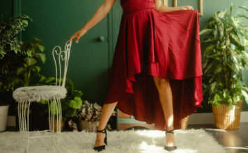 Qual o significado de usar vermelho no Ano Novo? mulher de vestido vermelho no ano novo