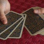 Previsão Tarot 2022 – Entenda as energias das cartas: a justiça, o julgamento e o carro! Previsão Tarot 2022