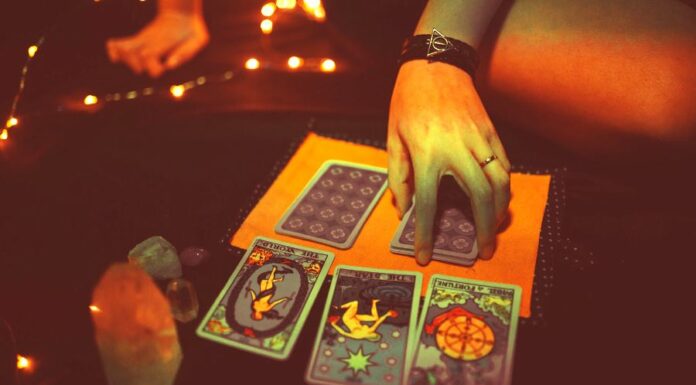 A Roda da Fortuna no Tarot: mudanças estão a caminho Roda da Fortuna no tarot