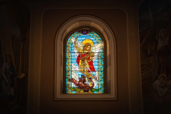 Belo vitral com imagem de São Miguel Arcanjo derrotando o dragão dos céus