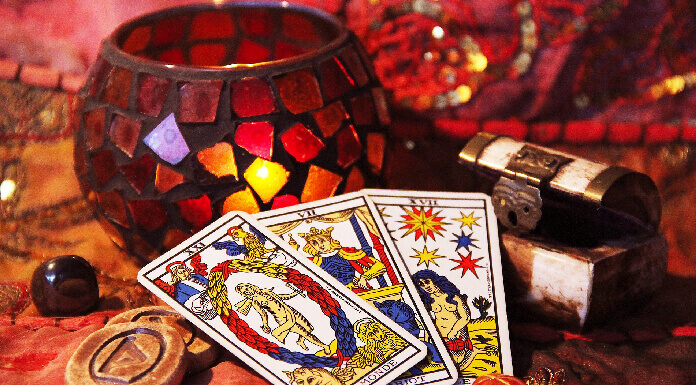 O que significa a carta “O mundo” invertido no Tarot? o mundo invertido tarot