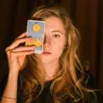 O que quer dizer a Lua invertida no Tarot? a lua invertida tarot mulher com a carta