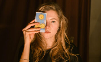 O que quer dizer a Lua invertida no Tarot? a lua invertida tarot mulher com a carta