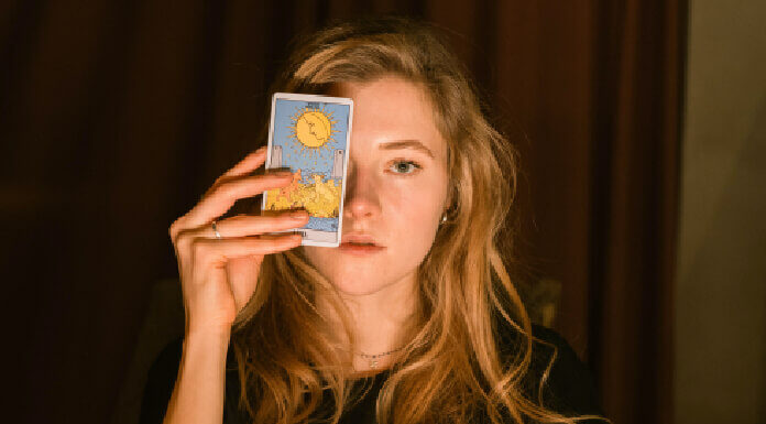 O que quer dizer a Lua invertida no Tarot? a lua invertida tarot mulher com a carta