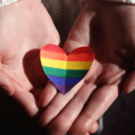 Quais os melhores mantras do amor? 5 opções mantra do amor mão com coração colorido