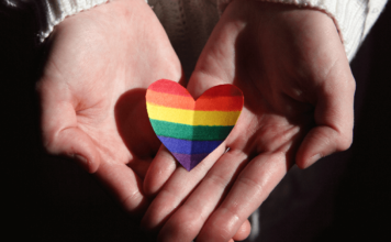 Quais os melhores mantras do amor? 5 opções mantra do amor mão com coração colorido