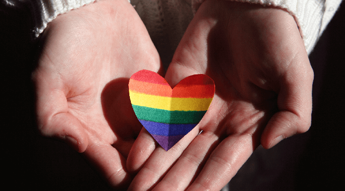 Quais os melhores mantras do amor? 5 opções mantra do amor mão com coração colorido