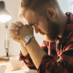 Qual é uma boa oração contra inveja no trabalho? oração contra inveja no trabalho homem orando