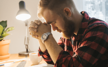 Qual é uma boa oração contra inveja no trabalho? oração contra inveja no trabalho homem orando