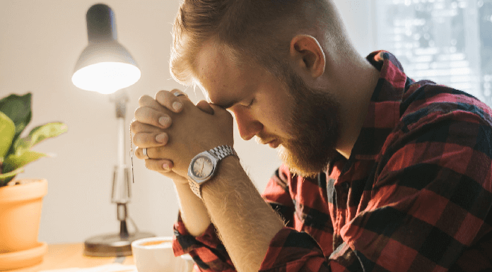 Qual é uma boa oração contra inveja no trabalho? oração contra inveja no trabalho homem orando