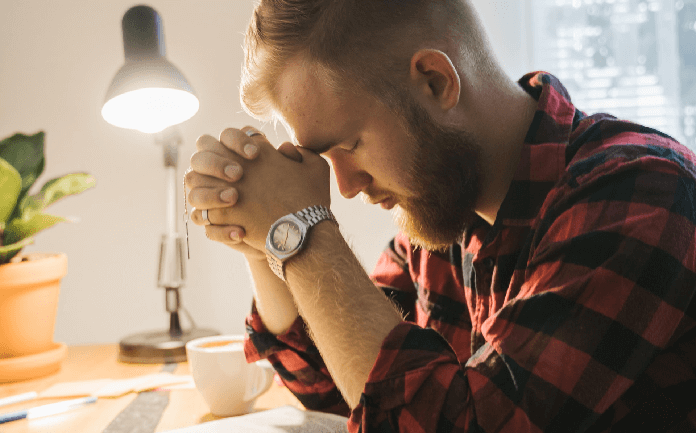 oração contra inveja no trabalho homem orando